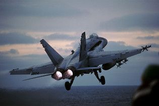 На американських винищувачах F/A-18 з'явилися тріщини