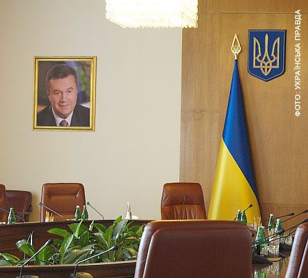 Портрет Януковича в уряді