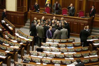 БЮТ заблокував Верховну раду, вимагаючи підвищення зарплат