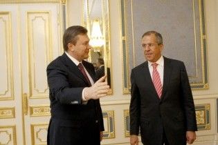 Янукович запевнив Лаврова, що не збирається "пасти задніх"