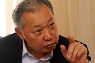 Президент Киргизії віддав владу в країні опозиції