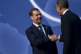 Американська преса проіронізувала над тим, як Мєдвєдєв розхвалив Обаму британцям
