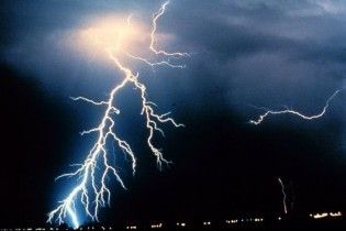 На вихідних в Україну прийдуть дощі і грози