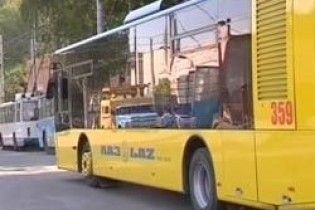 Неправильно припаркований Lexus паралізував рух тролейбусів у Києві