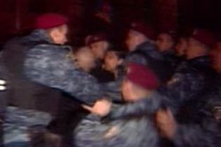Чоловік вистрибнув у вікно, рятуючись від міліції (відео)