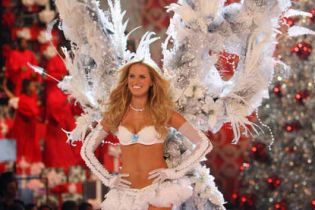 Дівчина Кличка у показі білизни Victoria's Secret (відео)