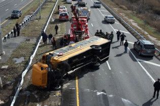 У США автобус втратив керування: побиті десятки авто, постраждали 26 людей