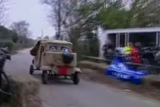 У Британії відбуваються перегони на диво-автівках