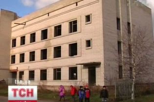 На Черкащині дівчинка впала з 3-го поверху (відео)