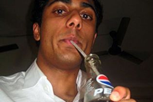 Pepsi виплатить компенсацію за презерватив у плящці