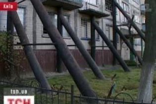 У Києві аварійному будинку обіцяють ремонт (відео)