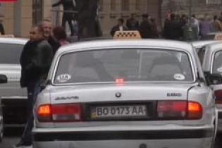 В Тернополі таксисти працюють "у парі" (відео)