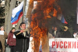 Вже втретє у Сімферополі спалили міністра Вакарчука
