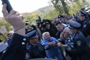 У Криму знову б'ються за землю (відео)