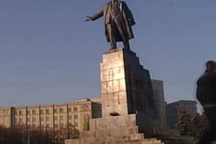 В Харкові розмалювали пам'ятник Леніна (відео)