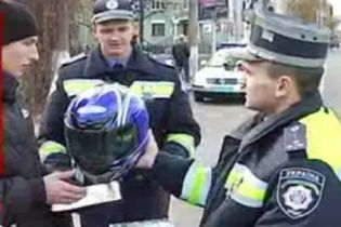 ДАІ на дорогах роздають подарунки (відео)