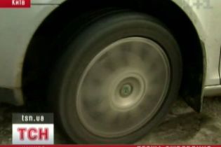 Як водії ризикують через ожеледицю (відео)