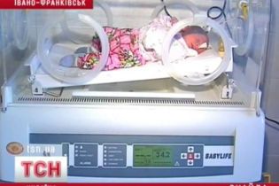 Породілля покинула дитину на горищі (відео)
