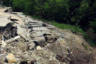 Обвал поховав пасажирів прямо в автобусі