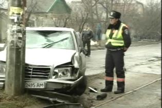 ДТП через ожеледь у Херсоні: “Мерседес” збив пішоходів