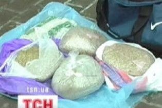 Миколаївський міліціонер торгував опієм прямо на робочому місці