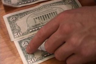 В Одесі "умільці" перетворювали 5 доларів у 50