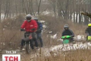 В Україні вперше пройшов скутер-крос по багнюці