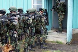 Чоловік взяв у заручники 11 школярів