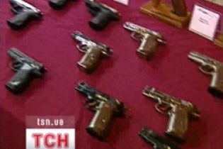 Українці масово купують зброю і газові балончики
