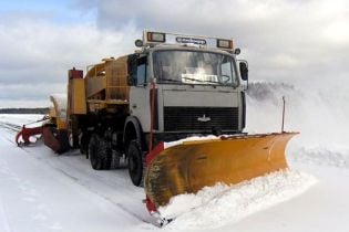 Штучний сніг паралізував рух пекінськими автомагістралями