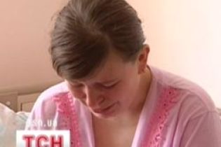 Новонароджений залишився сиротою. Малюку потрібна допомога (відео)