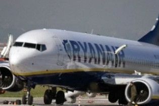 У літака ірландської авіакомпанії Ryanair в небі відмовив двигун (відео)