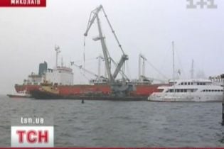 У Миколаєві вже місяць судно з екіпажем стоїть під арештом (відео, оновлено)