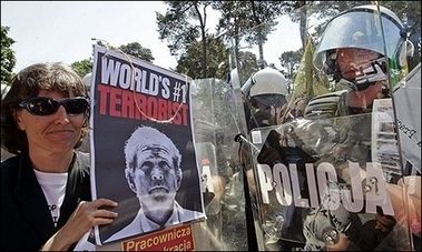 Протести проти політики Буша під час його візиту до Польщі