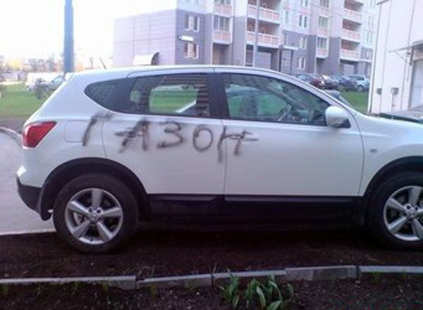 Парковка на газоні