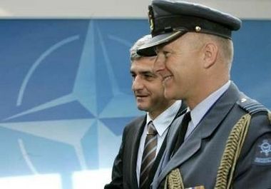 Французький міністр оборони в штабі НАТО (Фото: Reuters)