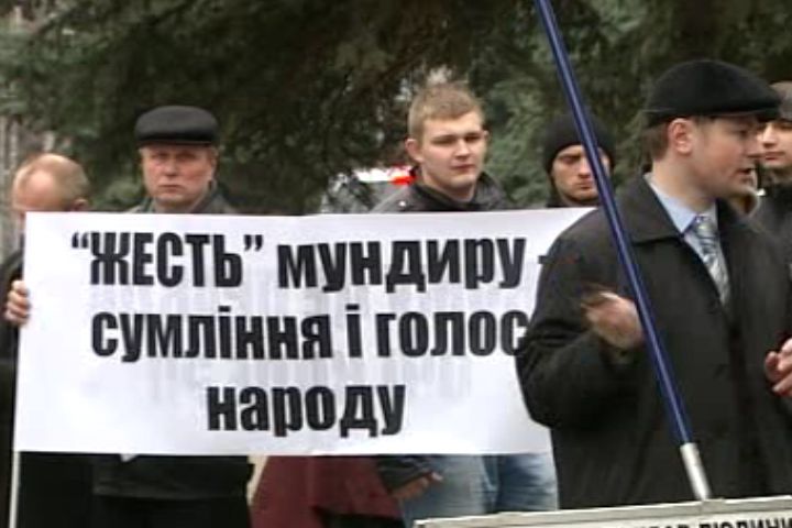 Відгомін "жесті мундира"