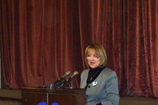 Депутат парламенту Сербії кинула черевика в заступника спікера