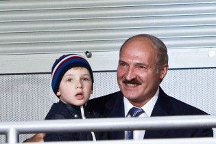 Лукашенко привіз до епіцентру епідемії грипу маленького сина