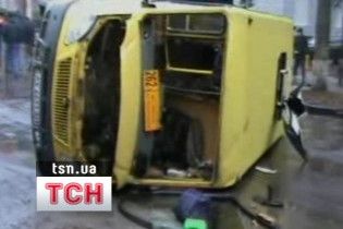 У Харкові легковик врізався в автобус: 11 поранених