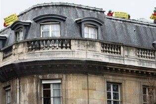 Активісти Greenpeace штурмували парламент Франції