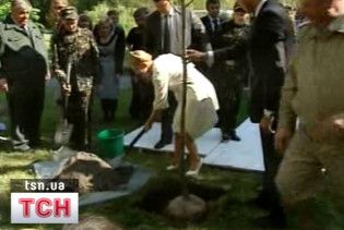 Тимошенко посадила дерево і пообіцяла засадити ще 200 тис. га