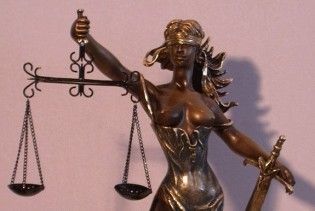 Голову запорізького суду засудили колеги за п’янку з дівчатами