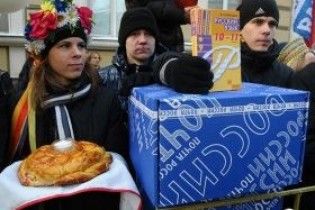 Посольство України в Москві пікетує прокремлівська молодіжна організація