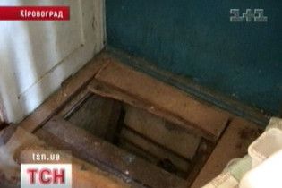 Батьки тримали власного сина в підвалі без їжі та світла, щоб вибити з нього "дурощі"