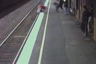 У метро Мельбурну на рейки впала коляска з немовлям