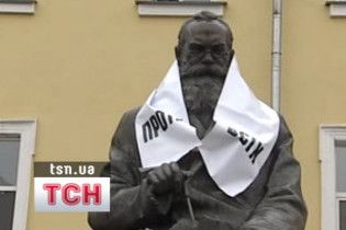 Противсіх змусив пам'ятники агітувати за себе