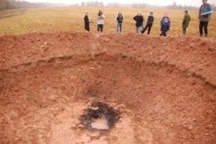 На місці падіння "латвійського метеориту" знайдене каміння з невідомим металом