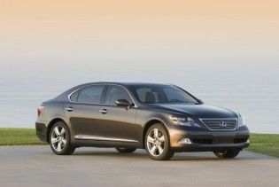 Чиновники намагалися купити Lexus для гасіння пожеж