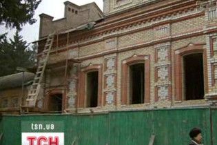 Через землю у Китаєво між ченцями і мирянами розгорівся скандал